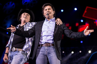 A dupla sertaneja Chitãozinho e Xororó, durante show da turnê &#34;Por todos os Tempos&#34;. (Foto: Reprodução/Instagram)