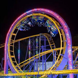 Parque em Campo Grande bomba com fant&aacute;stica montanha-russa de looping 