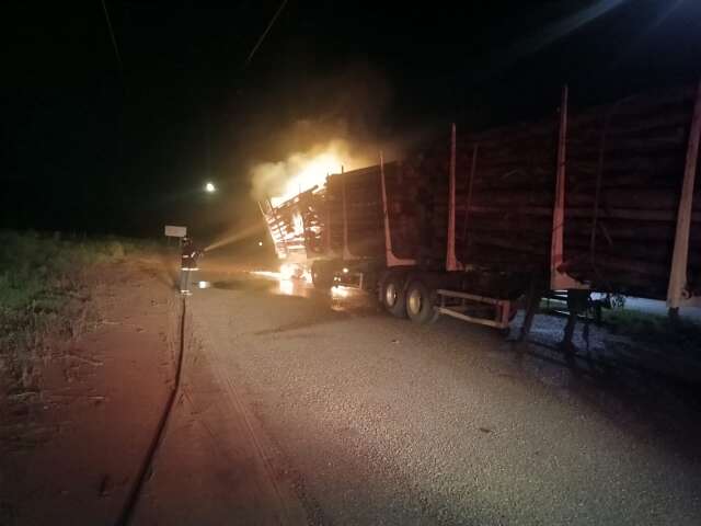 Carreta com carga de eucalipto pega fogo em frente &agrave; base da PRF, na BR-262