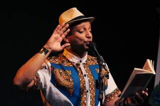 Arce Correia faz show e lan&ccedil;amento do livro &quot;Alinhavo de L&iacute;rios e A&ccedil;o Cenas&quot;