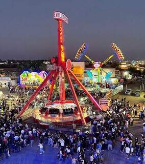 Parque em Campo Grande bomba com fant&aacute;stica montanha-russa de looping 