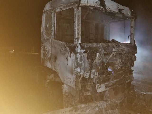 Curto-circuito atinge cabine de carreta e ve&iacute;culo pega fogo