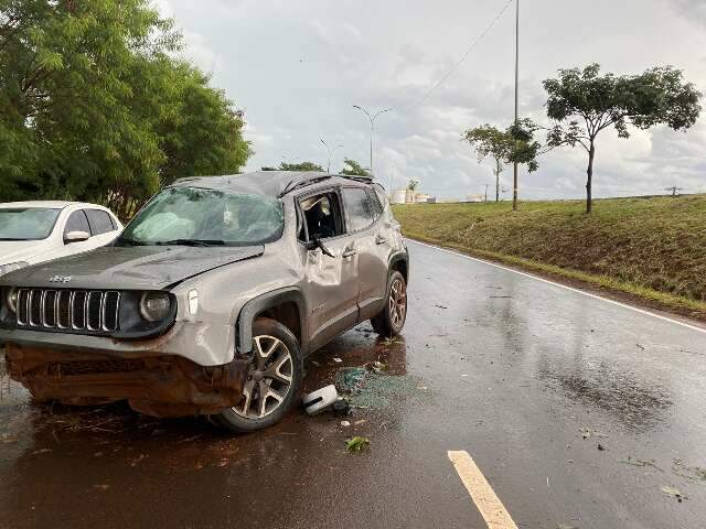 Motorista perde controle da dire&ccedil;&atilde;o, bate em &aacute;rvore e capota ve&iacute;culo