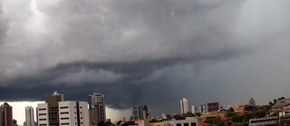 Chuva confirma previs&atilde;o e atinge bairros da Capital no fim da manh&atilde;