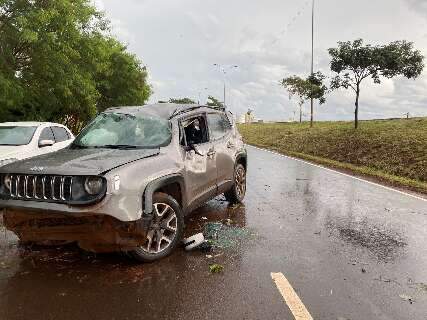 Motorista perde controle da dire&ccedil;&atilde;o, bate em &aacute;rvore e capota ve&iacute;culo