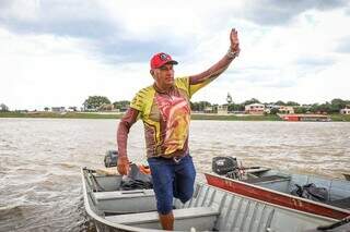 Márcio passa o dia cruzando a fronteira entre Brasil e Paraguai. (Foto: Henrique Kawaminami)