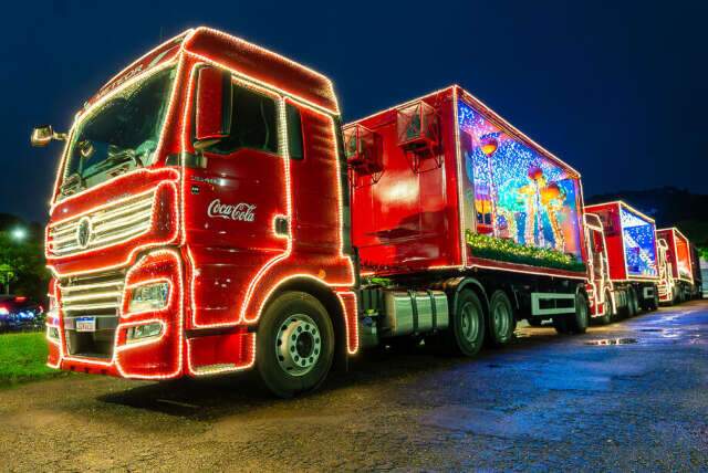 Tempo chuvoso n&atilde;o impede famosa caravana de Natal da Coca-Cola 