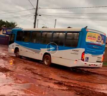 Ônibus de transporte coletivo atola em rua no Ramez Tebet 