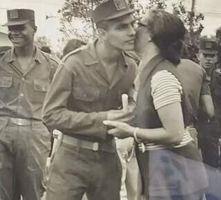 Essa foto tem 50 anos, nela Roberto recebe o título de melhor soldado do ano ao servir o Exército, pelas mãos de sua mãe. (Foto: Arquivo Pessoal)