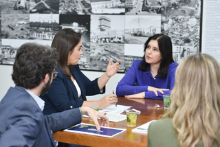 A prefeita Adriane Lopes, ao lado do secretariado, durante encontro com a ministra Simone Tebet. (Foto: Reprodução/Instagram)