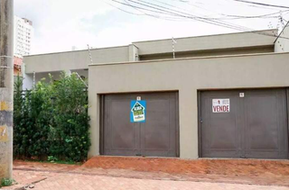 Placa de &#34;aluga&#34; e &#34;vende&#34; na mesma casa na Av. Mato Grosso, em Campo Grande (Foto: Arquivo)