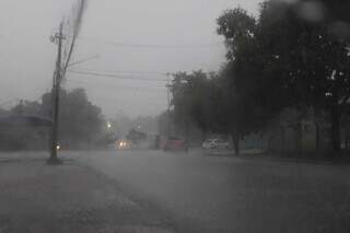 Chuva forte na região do Lago do Amor, em Campo Grande (Foto: Paulo Francis)