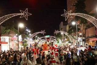 População acompanhando &#34;Parada Natalina&#34; na Rua 14 de Julho, em 2021. (Foto: Arquivo/Henrique Kawaminami)