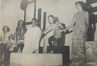 Essa primeira foto mostra Roberto e sua amiga Fauzia Maria Chueh de Sylos na apresentação do teatro universitario três lagoense em outubro de 1977. (Foto: Arquivo Pessoal)