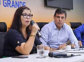 Diretora adjunta da Agetran, Andrea Luísa, e vereador Roberto Avelar durante reunião na Câmara em fevereiro deste ano (Foto: Caroline Maldonado)