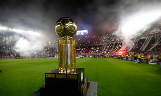 Troféu da Recopa, durante confronto em 2023. (Foto: Staff Images/Conmebol)