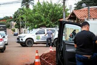 Equipes da Polícia Civil e Perícia durante trabalho na residência onde o latrocínio aconteceu (Foto: Henrique Kawaminami)