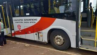 Ônibus envolvido na colisão com motociclista no local onde o primeiro acidente aconteceu (Foto: Murilo Medeiros)