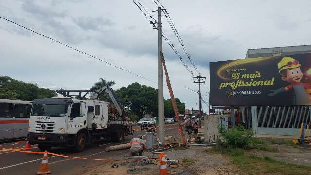 Motorista bate ve&iacute;culo, derruba poste e deixa bairro sem energia