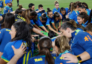 Jogadoras da seleção brasileira dão as mãos em campo, antes de confronto. (Foto: Rafael Ribeiro/CBF)