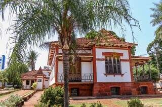 Prédio histórico e antiga casa do engenheiro chefe da NOB (Foto: Henrique Kawaminami)