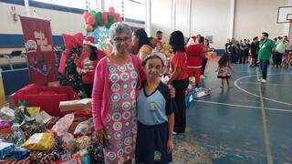 Maria Terezinha e a irmã Márcia Pereira, que ganhou um quebra-cabeça. (Foto: Murilo Medeiros)