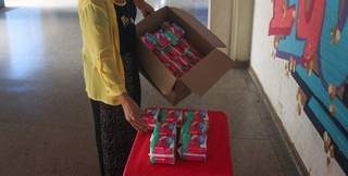 Distribuição de absorventes na Escola Municipal Professor Licurgo de Oliveira Bastos, em maio. (Foto: Arquivo/Paulo Francis)