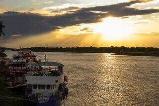 Embarcações e pôr do sol no Rio Paraguai, em Porto Murtinho (Foto: Henrique Kawaminami)