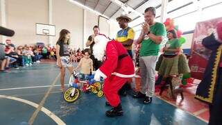 João Luca ganhou bicicleta do Papai Noel nesta sexta-feira. (Foto: Murilo Medeiros)