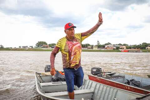 Márcio cruza fronteira o dia todo para morar em ilha com água e luz grátis