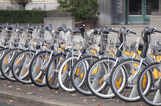 Bicicletas compartilhadas disponíveis em calçada de Recife, no Ceará (Foto: Divulgação/Prefeitura de Recife)