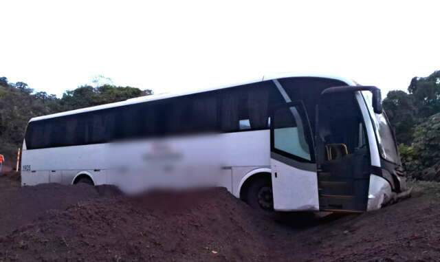 &Ocirc;nibus com 30 passageiros perde freio e s&oacute; para em &aacute;rea de emerg&ecirc;ncia