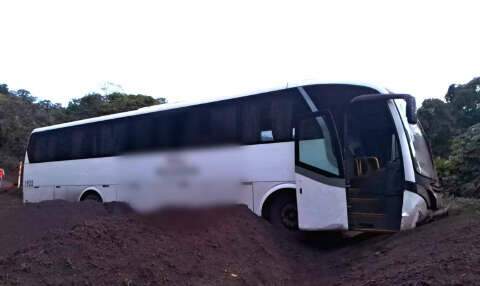 Ônibus com 30 passageiros perde freio e só para em “área de emergência”