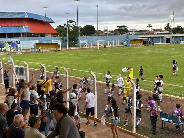 Nem garoa espanta torcedores na final do Estadual Feminino de Futebol