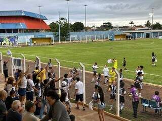 Torcedores acenam para jogadoras do Operário, no início do primeiro tempo. (Foto: Marcos Maluf)