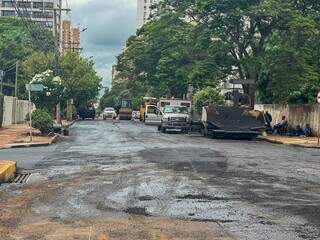 Frente de trabalho na obra de recapeamento na Rua 15 de Novembro, entre as ruas Bahia e Ricardo Brandão, na manhã deste sábado (14) (Foto: Marcos Maluf)