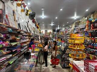 Clientes em papelaria na manhã deste sábado (Foto: Gabi Cenciarelli)