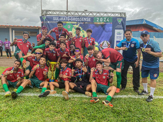 Os jogadores da Lusa, com o troféu do campeonato estadual de 2025. (Foto: Rodrigo Moreira/FFMS)