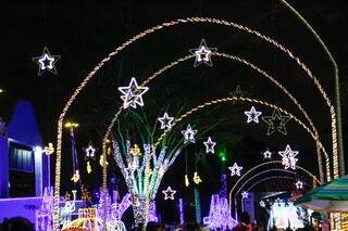 Iluminação natalina instalada nos altos da Avenida Afonso Pena, em Campo Grande. (Foto: Juliano Almeida)