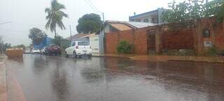 No bairro Residencial Oliveira, na região oeste de Campo Grande, tarde começou com pancada de chuva (Foto: Juliano Almeida)