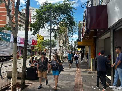 A 12 dias do Natal, famílias chegam cedo ao Centro para garantir presente