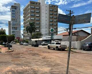 Cruzamento das ruas 15 de Novembro e Espírito Santo cheia de buracos (Foto: Fernanda Palheta)