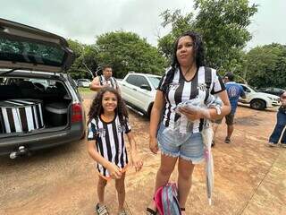 Thaynara e Nonielly, torcedoras do Galo, na entrada do Jacques da Luz. (Foto: Marcos Maluf)