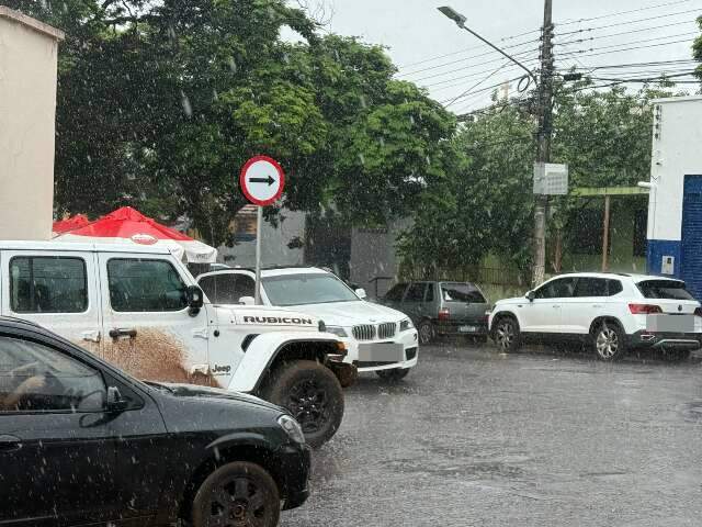 Previs&atilde;o se confirma e chuva atinge bairros de leste a oeste de Campo Grande