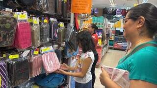 Tatiana e a filha durante compras do material escolar para o próximo ano (Foto: Gabi Cenciarelli)