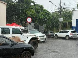 Chuva no Bairro Vila Glória no início da tarde deste sábado (Foto: Direto das ruas)