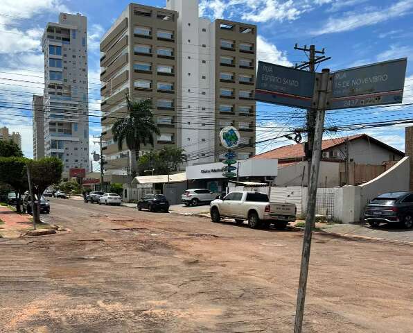 Recapeamento de rua avan&ccedil;a, mas conclus&atilde;o depender&aacute; da chuva