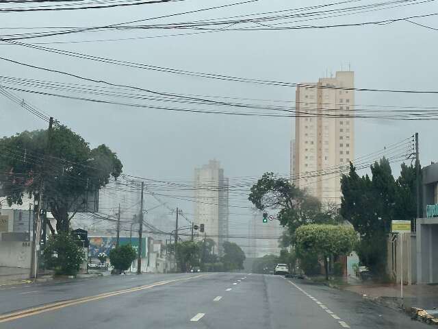 Domingo come&ccedil;a com chuva e temperatura chega aos 34 &deg;C em MS