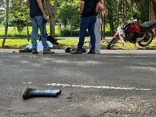 Vítima caída em canteiro da avenida Ricardo Brandão esta tarde. (Foto: Marcos Maluf)