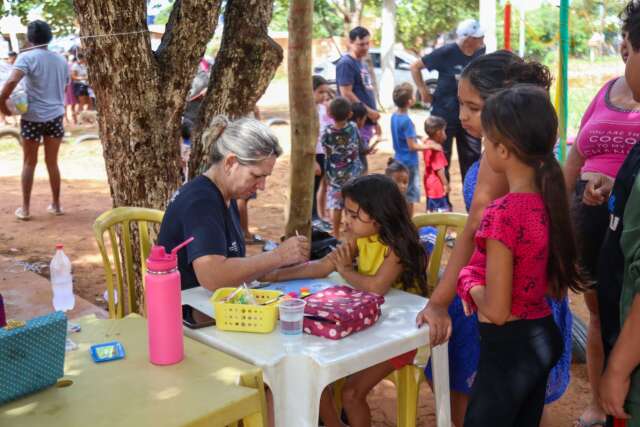 A&ccedil;&atilde;o social diverte crian&ccedil;as e leva cestas natalinas para fam&iacute;lias da Homex